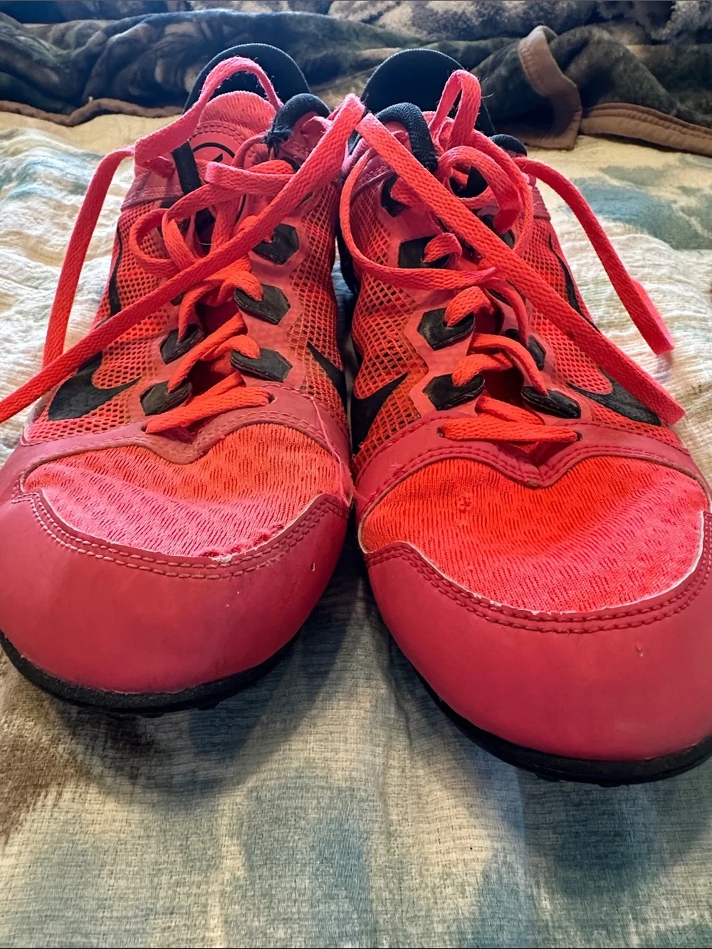 Nike Men's Coral/Black Lightweight Athletic Training Shoes